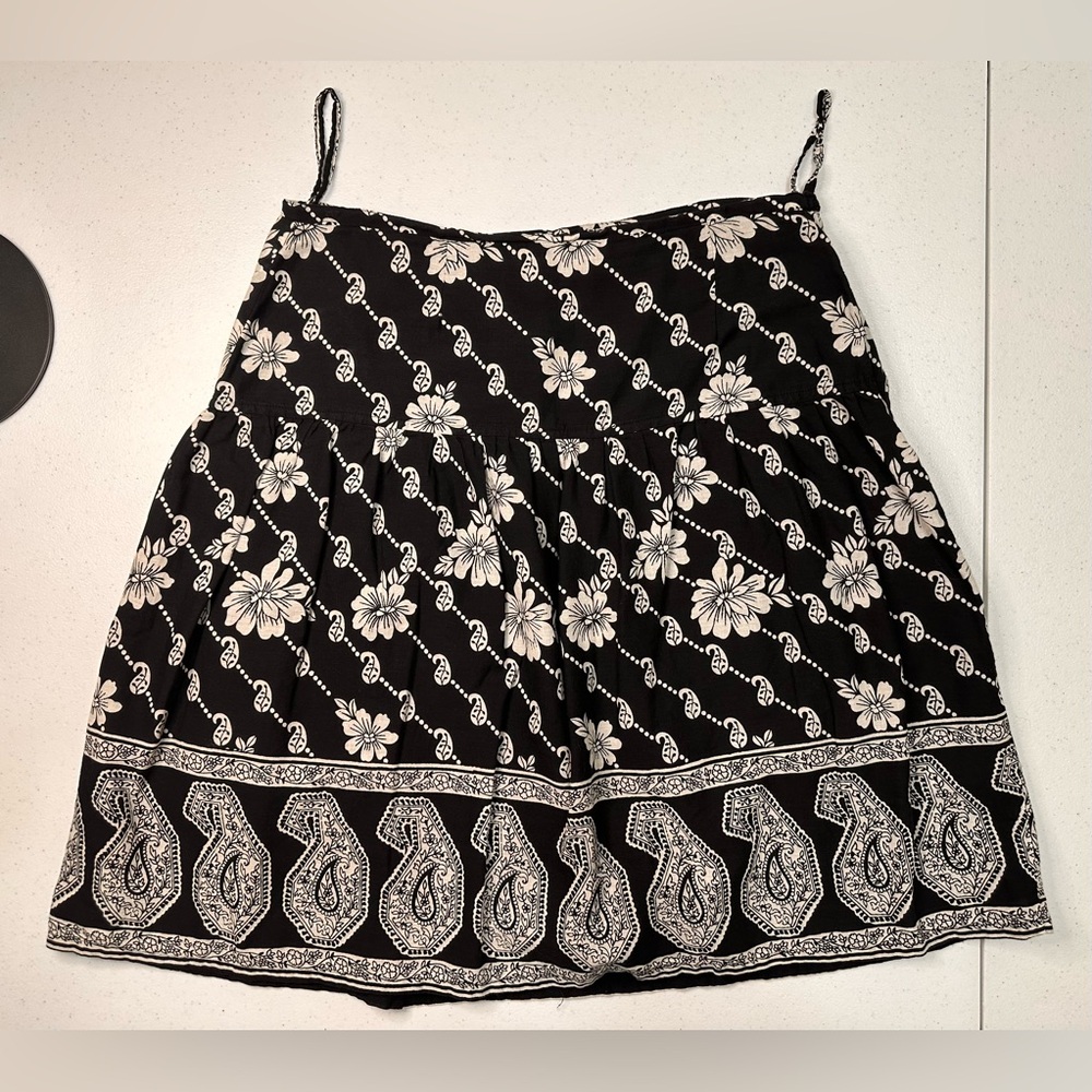 Floral & Paisley Black and White Skirt fit and flair. Lightweight. Lined